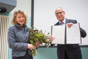 Dr. Iris Hauth verabschiedete sich aus dem operativen Geschäft. Den Alexianern bleibt sie als Mitglied der Stiftung der Alexianerbrüder erhalten - sehr zur Freude des Stiftungsvorsitzenden Dr. Hartmut Beiker. 