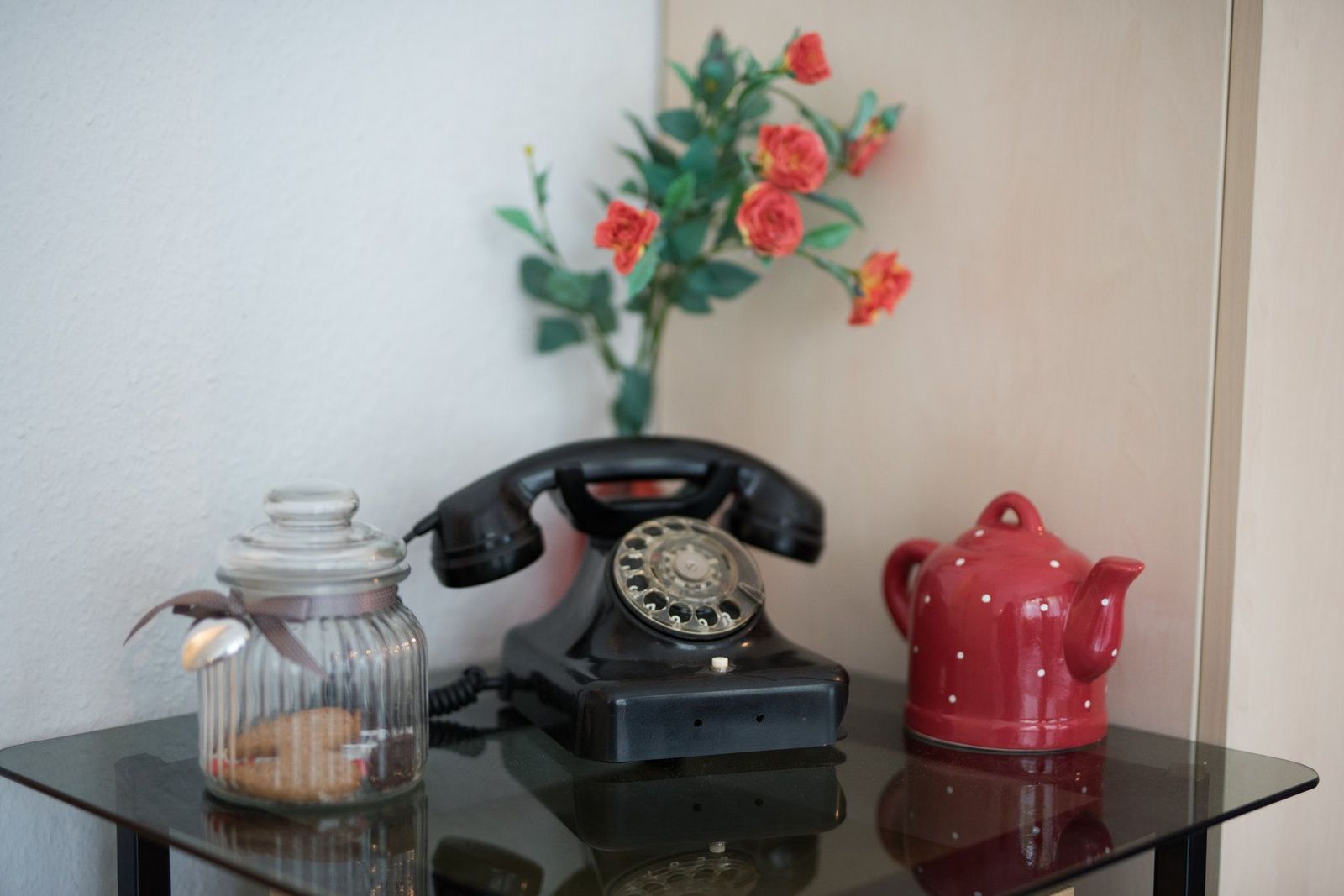 Tisch mit altem Telefon, Kaffeekanne, Keksdose, Detail