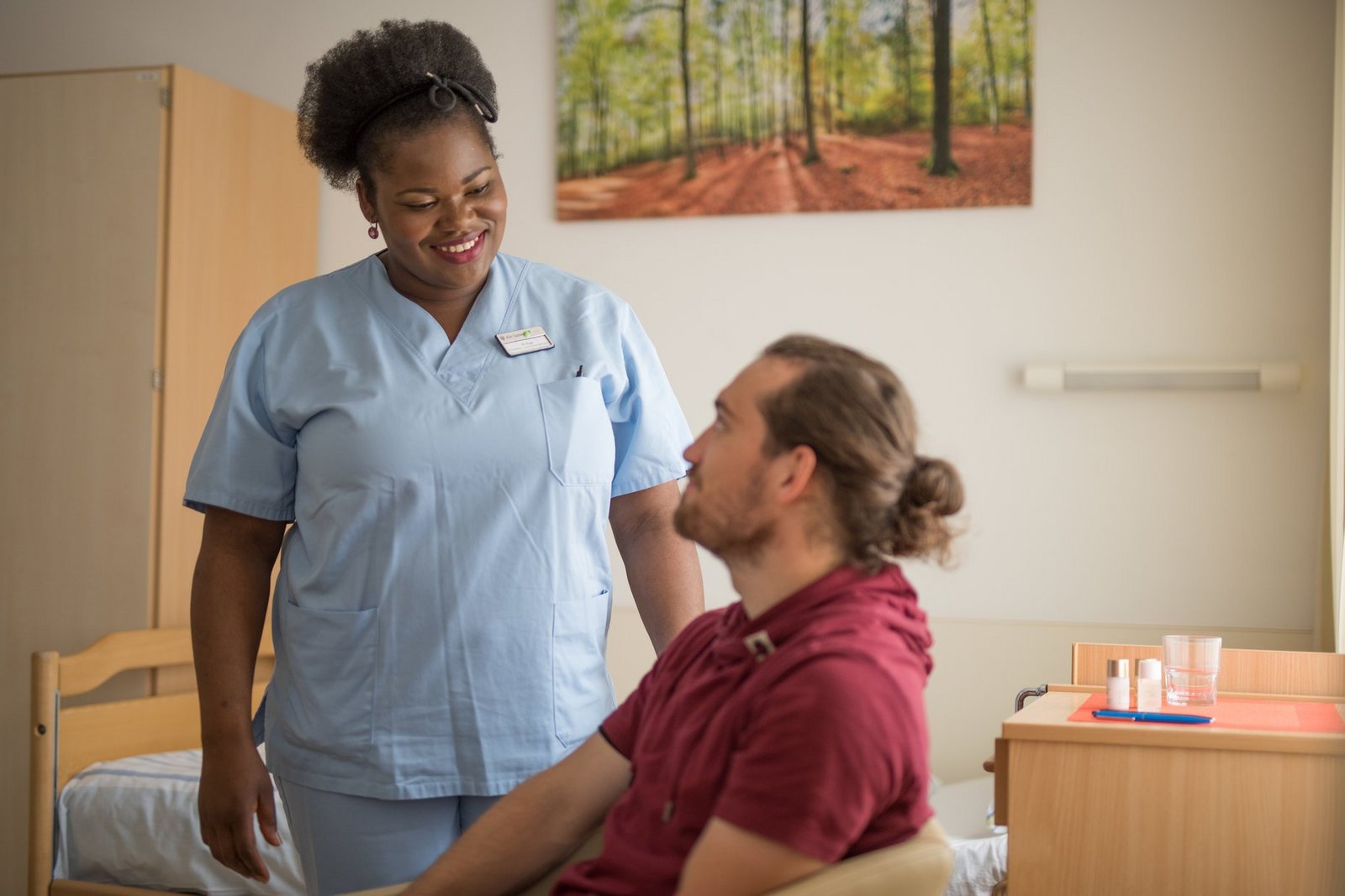 Gesundheits- und Krankenpflegerin im Gespräch