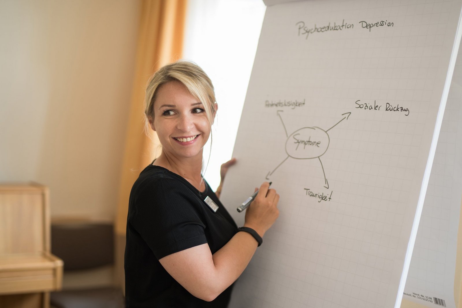 Junge Frau am Flipchart Junge Frau am Flipchart