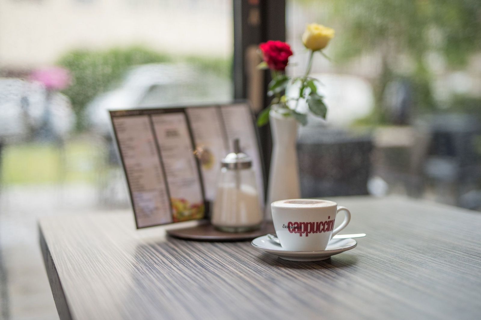 Cappuccino steht auf einem hübsch dekorierten Tisch bereit