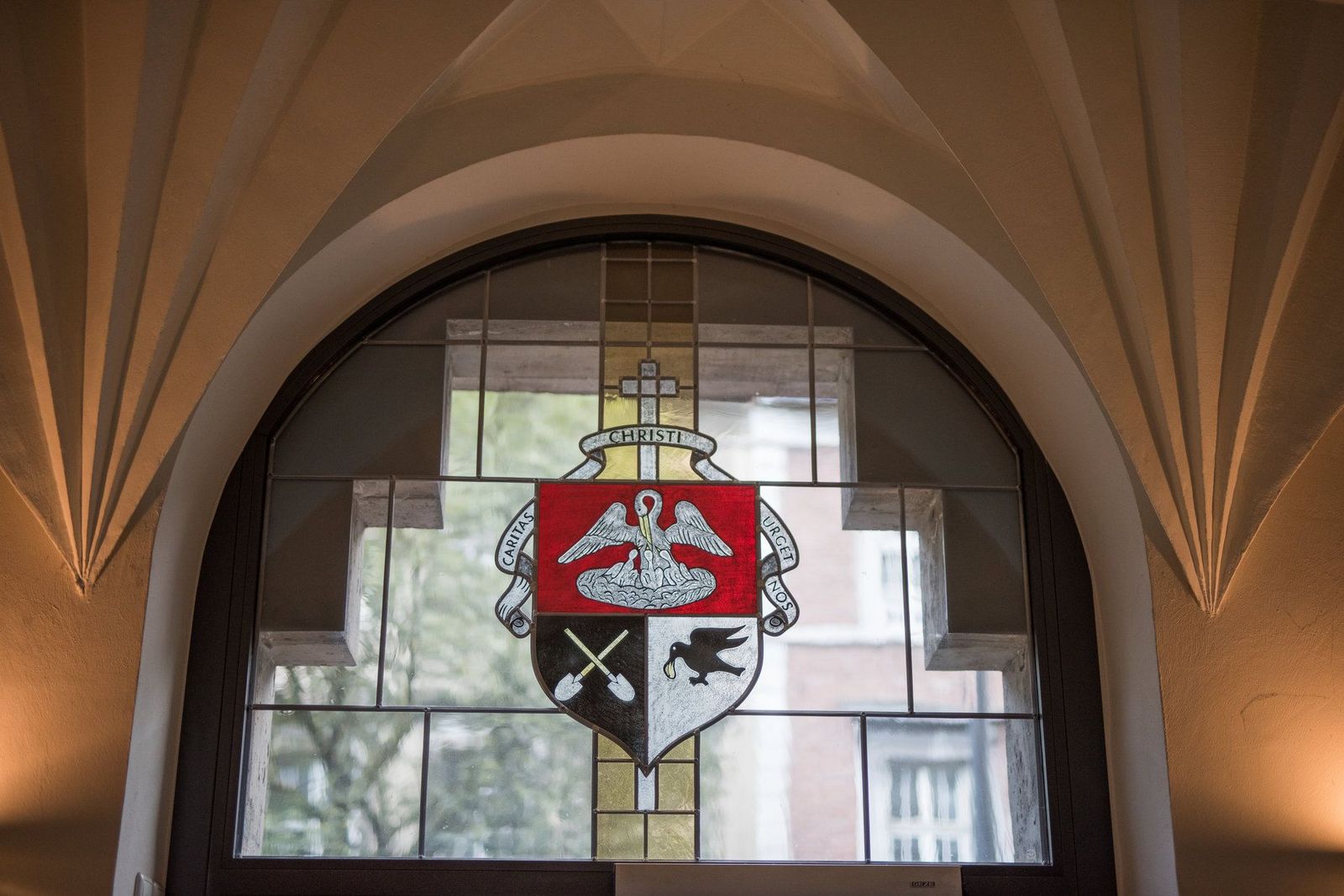 Das Alexianer-Wappen als Glasbild