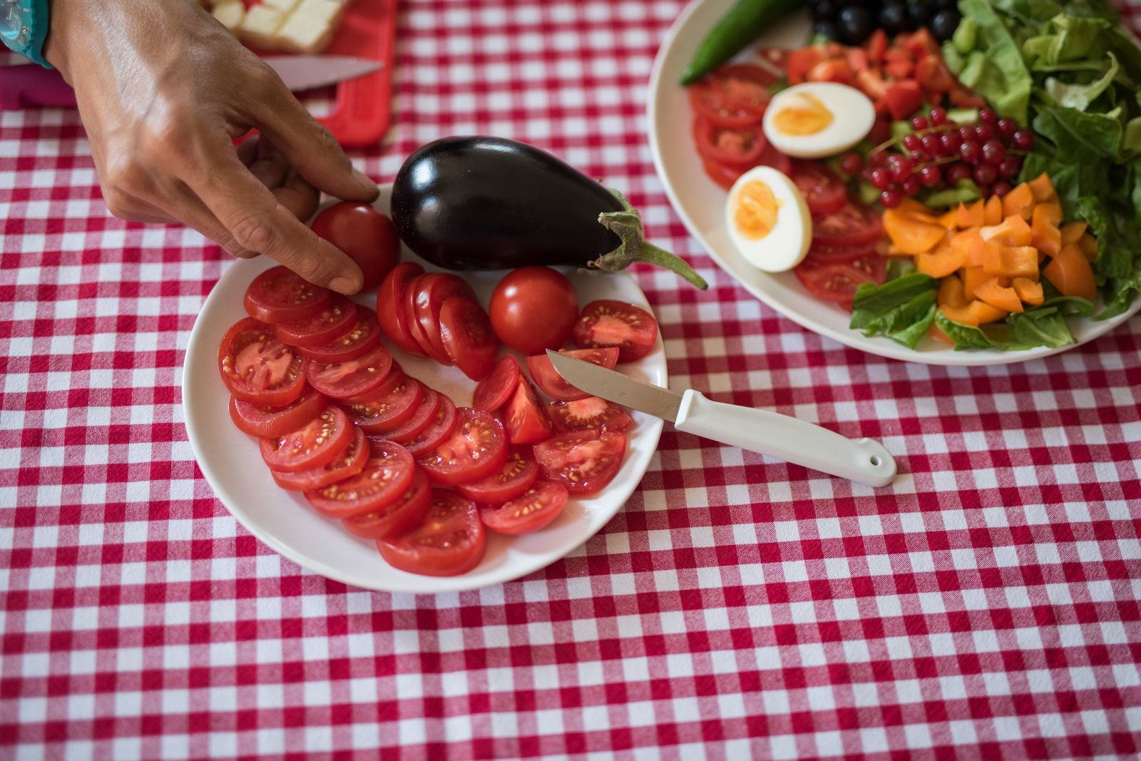 Tomaten schneiden für einen Salat, Symbolbild für hauswirtschaftliche Tätigkeiten