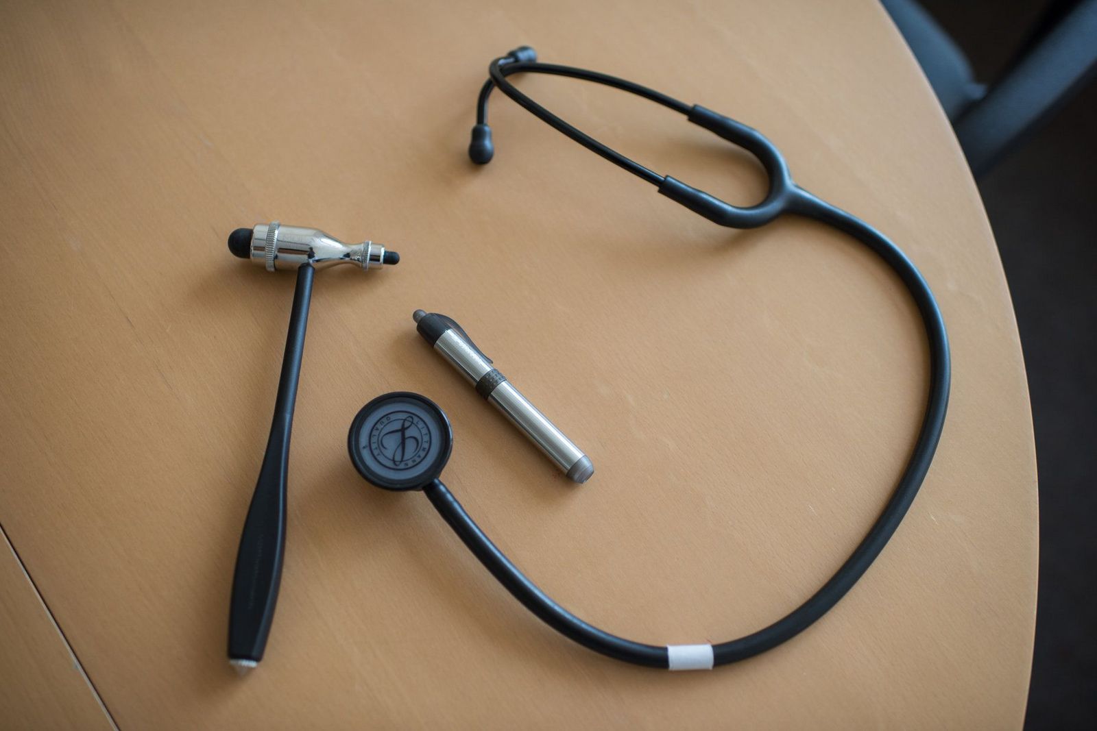Stethoskop und weiteres Material auf einem Tisch